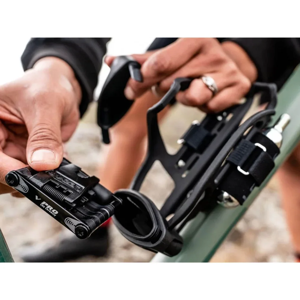 אוחז בקבוק מהצד כולל ערכת תיקון מלאה Lezyne Tubeless Flow Storage Cage SL - Image 7