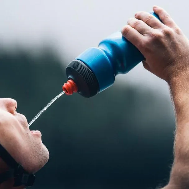 בקבוק מים לאופניים 20/24 לחיץ תרמי קר כחול Polar Bottle SurgeCap - Image 3