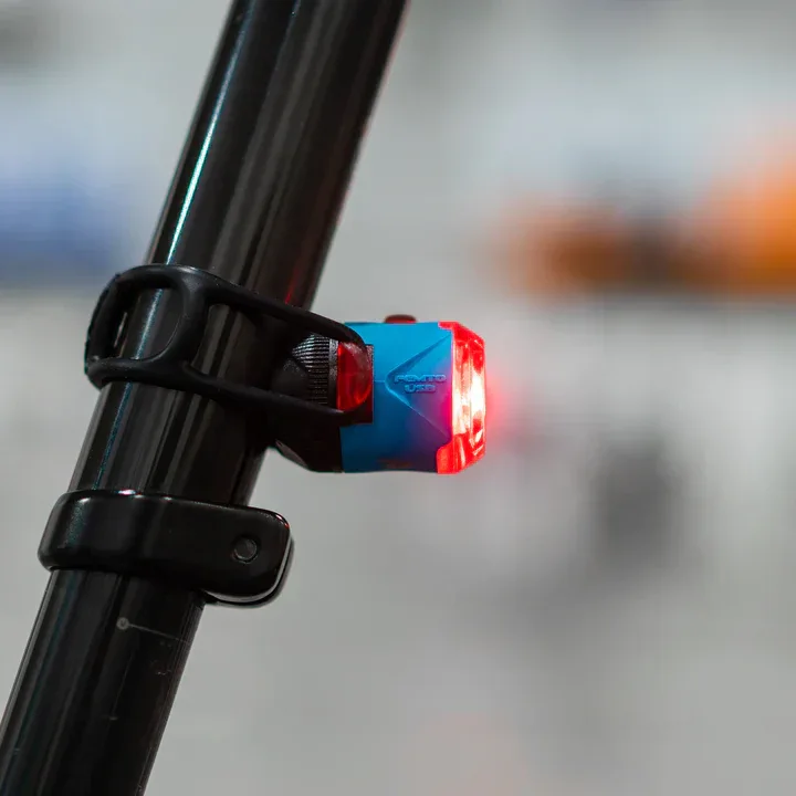פנס אחורי לאופניים נצנץ Lezyne Femto USB Drive Rear - Image 3